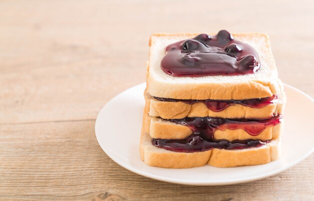 pan con mermelada de arándanos