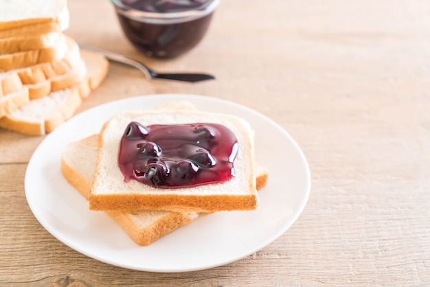 pan con mermelada de arándanos