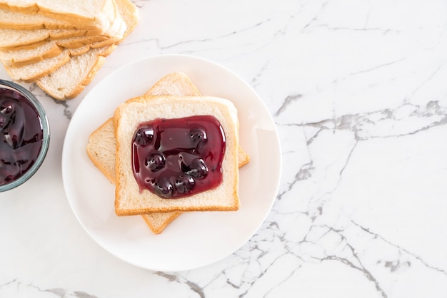 pan con mermelada de arándanos