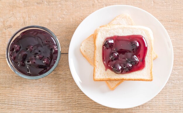 pan con mermelada de arándanos