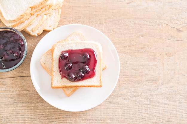 Foto pan con mermelada de arándanos