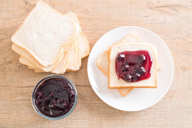 Foto pan con mermelada de arándanos