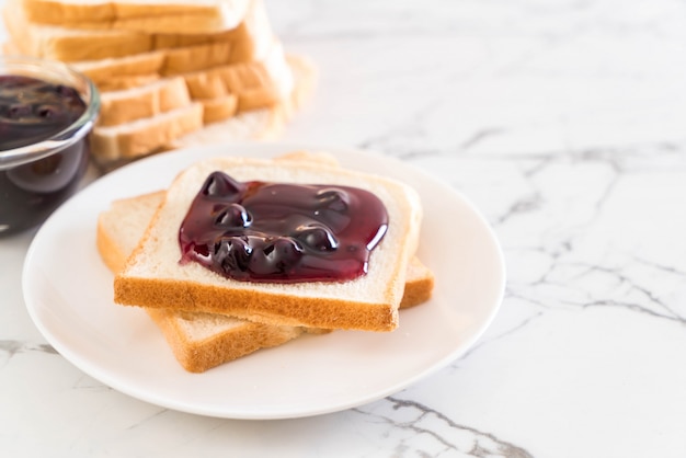 pan con mermelada de arándanos