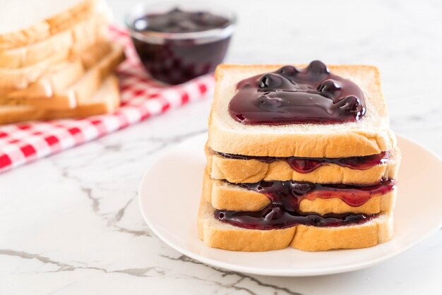 pan con mermelada de arándanos