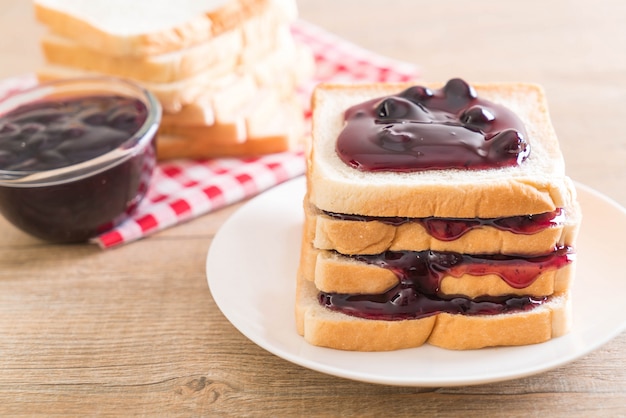 pan con mermelada de arándanos