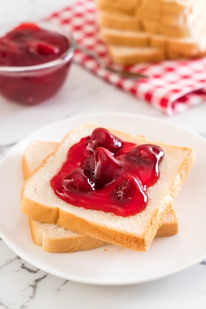 pan con mermelada de fresa