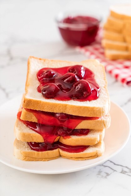 pan con mermelada de fresa