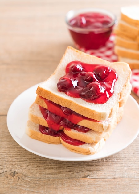 pan con mermelada de fresa