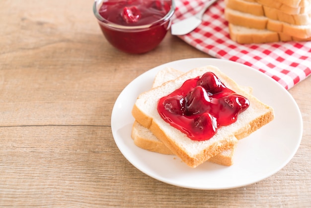 pan con mermelada de fresa