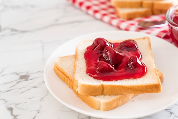 Foto pan con mermelada de fresa