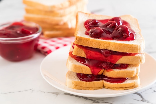 pan con mermelada de fresa