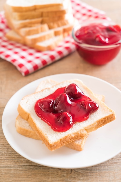 Foto pan con mermelada de fresa