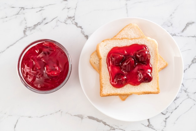 pan con mermelada de fresa