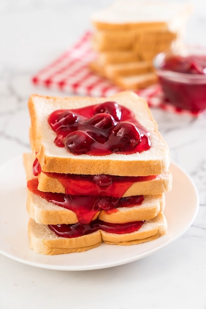 pan con mermelada de fresa