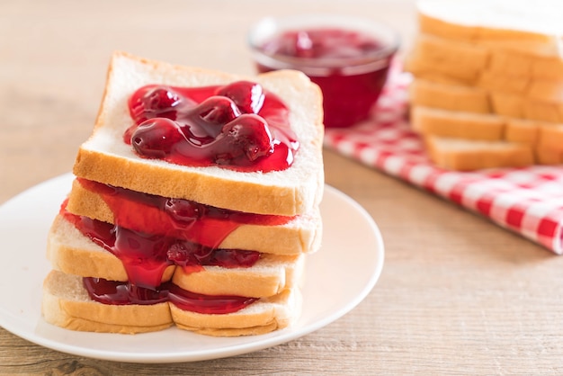 pan con mermelada de fresa