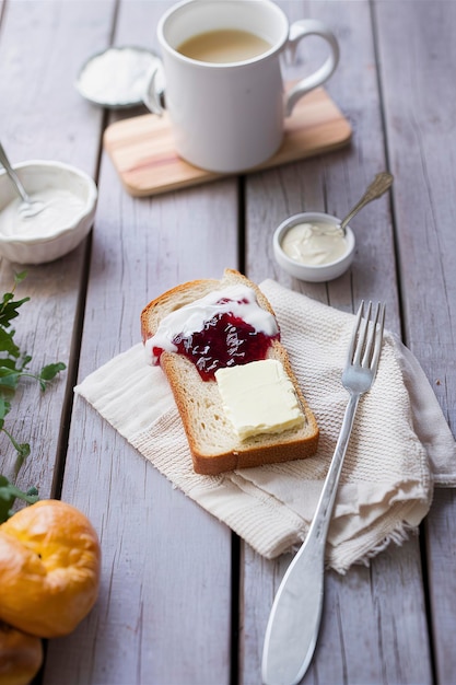 Pan con mermelada de mantequilla y yogur en una mesa de madera