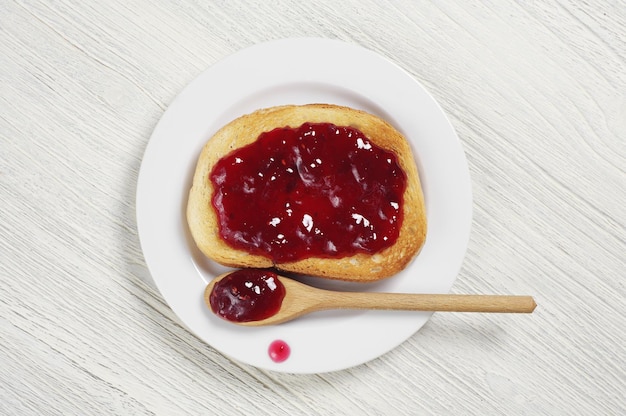 Foto pan con mermelada en plato sobre mesa, vista superior