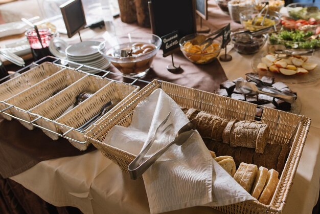 Un pan en la mesa del buffet