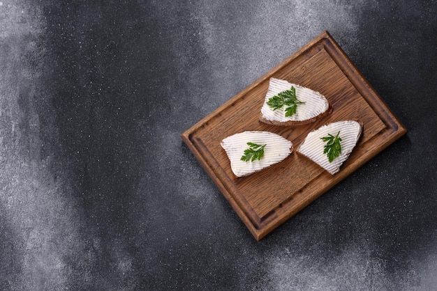 Pan de molde con crema de queso y mantequilla para el desayuno