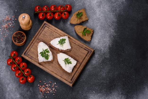 Pan de molde con crema de queso y mantequilla para el desayuno