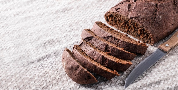 Pan de molde oscuro con espacio de copia