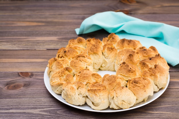 Pan de mono hecho en casa en una placa y servilleta en una mesa de madera