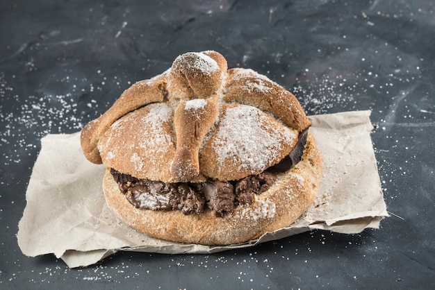 Pan de muerto con comida típica mexicana