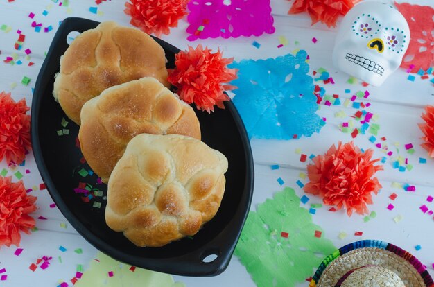 Pan muerto con decoración sobre un fondo de madera.