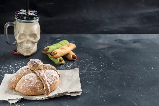 Pan de muerto fondo negro