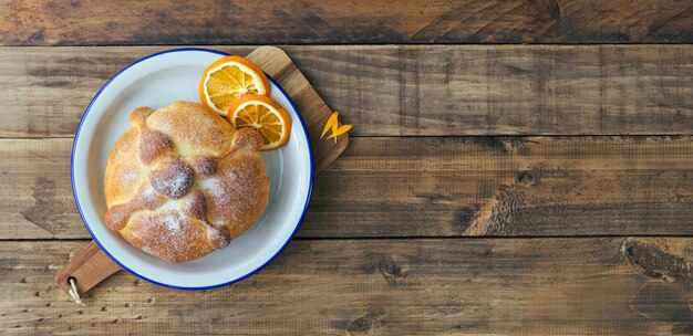 Pan de muerto sobre fondo de madera, comida típica mexicana. Celebración del día de muertos. Copie el espacio. Vista superior.