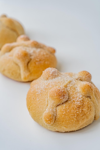 Pan de los muertos. Pan de muertos. Aislado en fondo blanco.