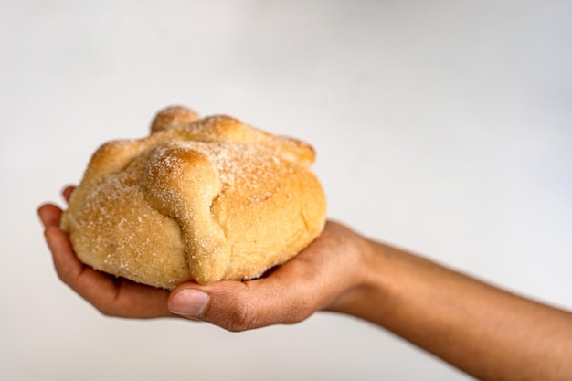 Pan de los muertos. Pan de muertos. Aislado en fondo blanco.