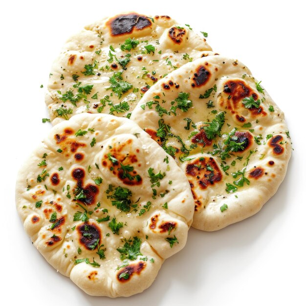 Pan naan indio fondo blanco.