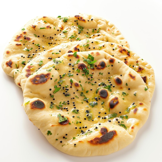 Pan naan indio fondo blanco.