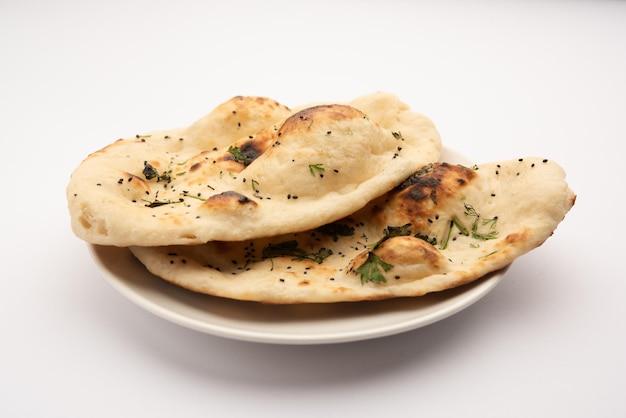 Pan naan nan servido en un plato aislado