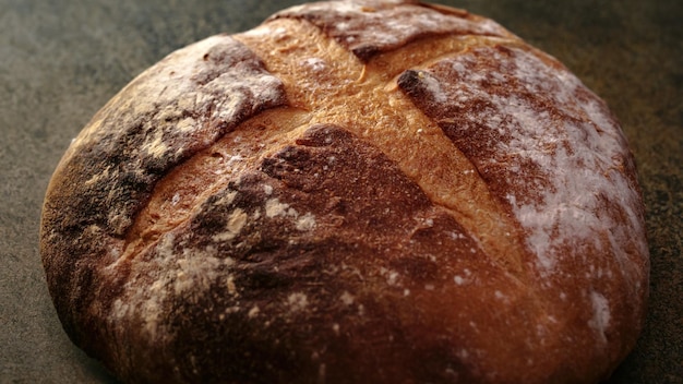 El pan natural recién horneado está en la mesa de la cocina.
