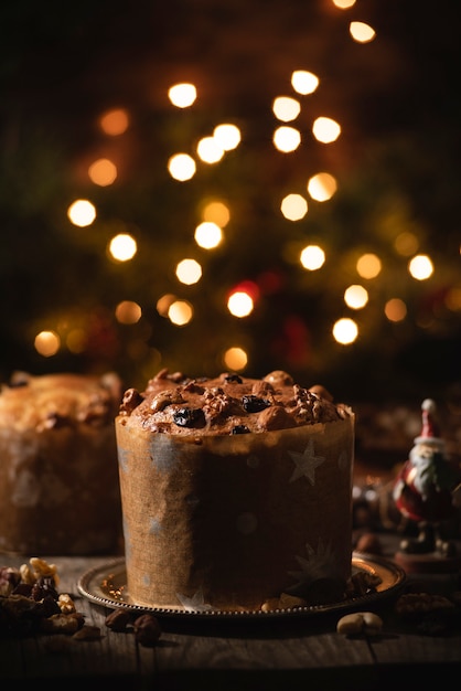 Pan de Navidad con nueces y almendras sobre fondo de luces bokeh