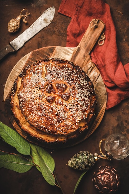 Pan de Navidad tradicional griego o pastel Vasilopita con sésamo