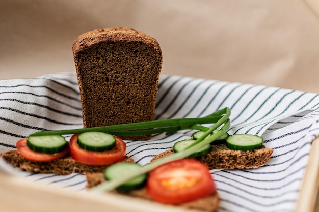 pan negro casero sin azúcar y sin gluten para una nutrición adecuada en una servilleta ligera y un refrigerio saludable