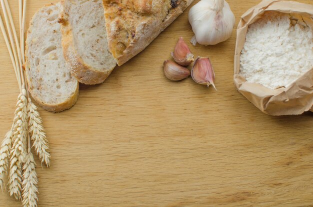 Pan de nuez de ajo hecho en casa sobre un fondo de madera oscuro