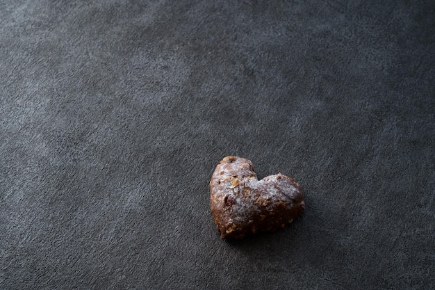 Pan de nuez marrón en forma de corazón sobre la mesa