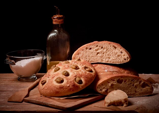 Pan de oliva en mesa de madera