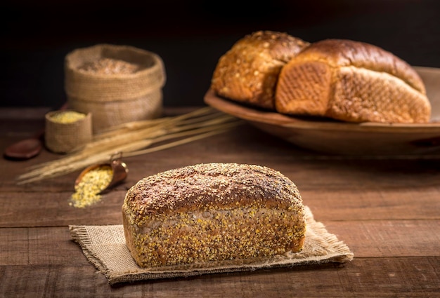 Pan de pan de grano sobre una mesa rústica de madera.