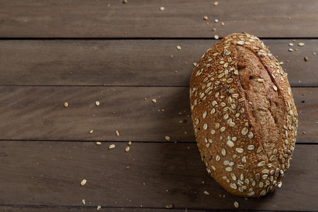 Pan de pan integral saludable artesanal sobre una mesa de madera Espacio de copia