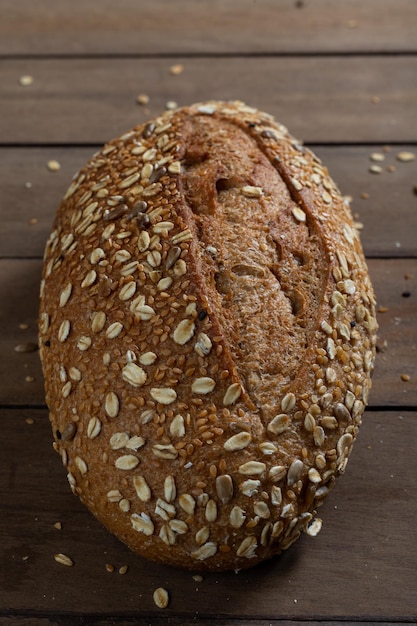 Foto pan de pan integral saludable artesanal sobre una mesa de madera espacio de copia