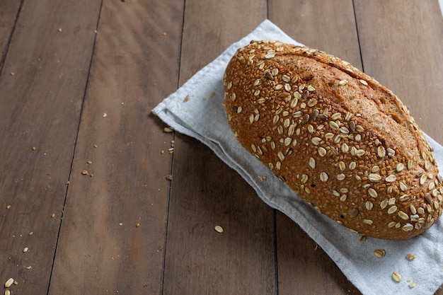 Pan de pan integral saludable artesanal sobre una mesa de madera Espacio de copia