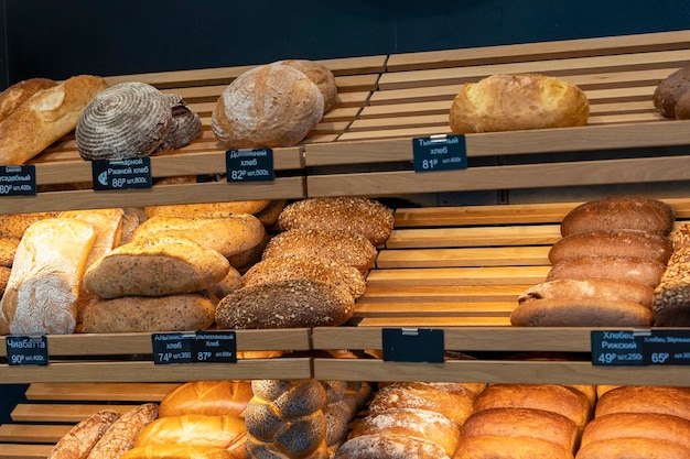 Pan y panecillos en los estantes de la panadería.