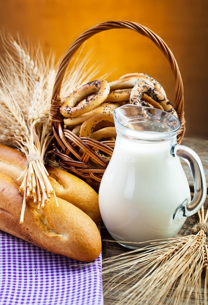 Pan y panecillos con una jarra de leche