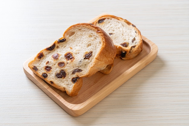 pan de pasas con taza de café para el desayuno