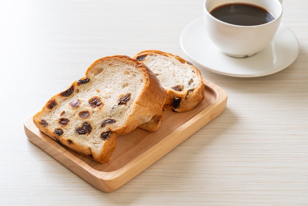 pan de pasas con taza de café para el desayuno